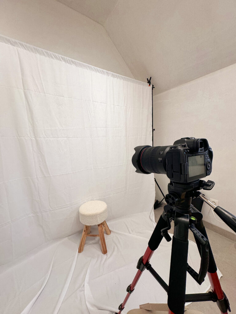 Chabelie’s camera in fotostudio – Professionele merkfotografie bij KWAL-IT.